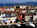 011-Riviera-Ligure-di-Ponente-v-pozadi-mesto-a-pristav-Saint-Tropez-Francuzsko